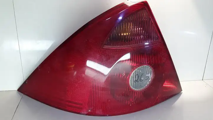 Ford Mondeo Mk III (2000 - 2007) 1S7113405A Задний фонарь в кузове — фото 1