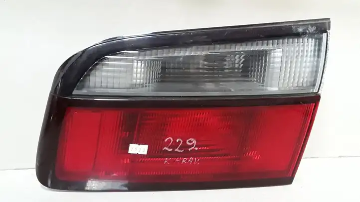 Mazda 626 (1999 - 2002) R2267 Задний фонарь в крышке багажника — фото 1