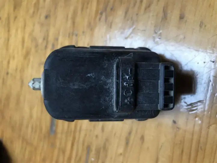 Toyota Avensis T250 (2003 - 2006) Мотор корректора фар — фото 2