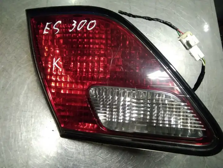 Lexus ES 250 - 300 - 330 (2001 - 2006) KOITO3374 Задний фонарь в крышке багажника — фото 1