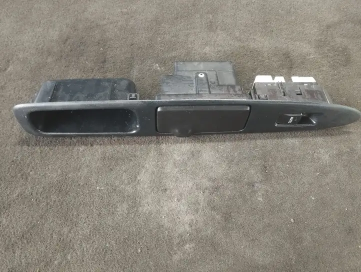 Toyota Avensis Verso (2004 - 2009) 8403044020 Блок кнопок стеклоподъемников — фото 1