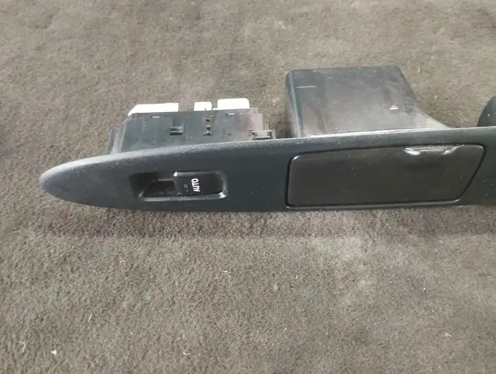 Toyota Avensis Verso (2004 - 2009) 8403044020 Блок кнопок стеклоподъемников — фото 2