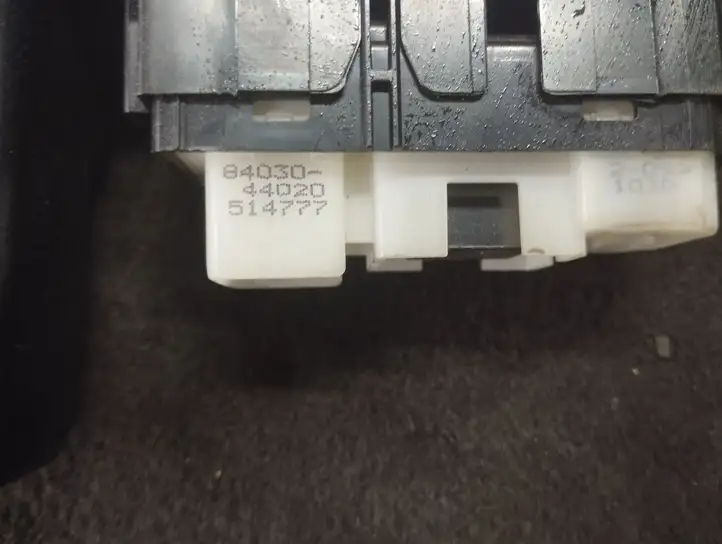Toyota Avensis Verso (2004 - 2009) 8403044020 Блок кнопок стеклоподъемников — фото 4