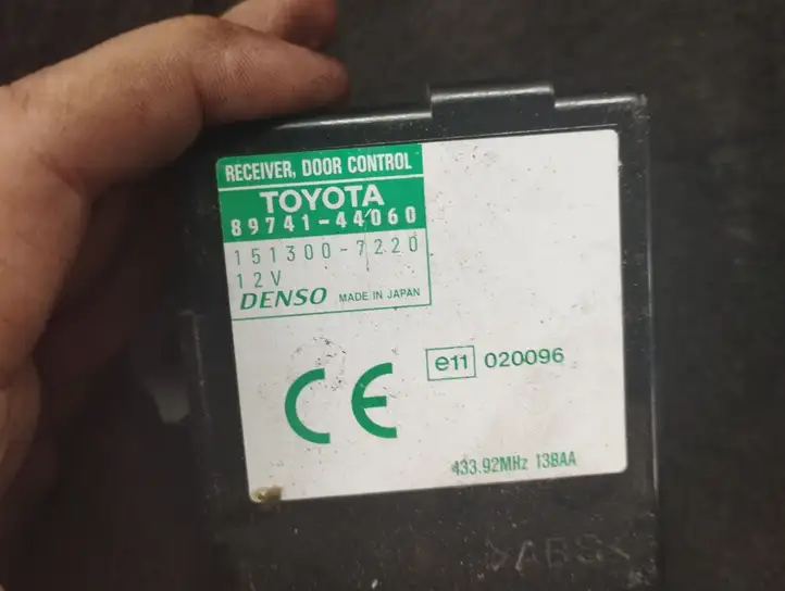Toyota Avensis Verso (2004 - 2009) 8974144060 Блок управления дверью — фото 7