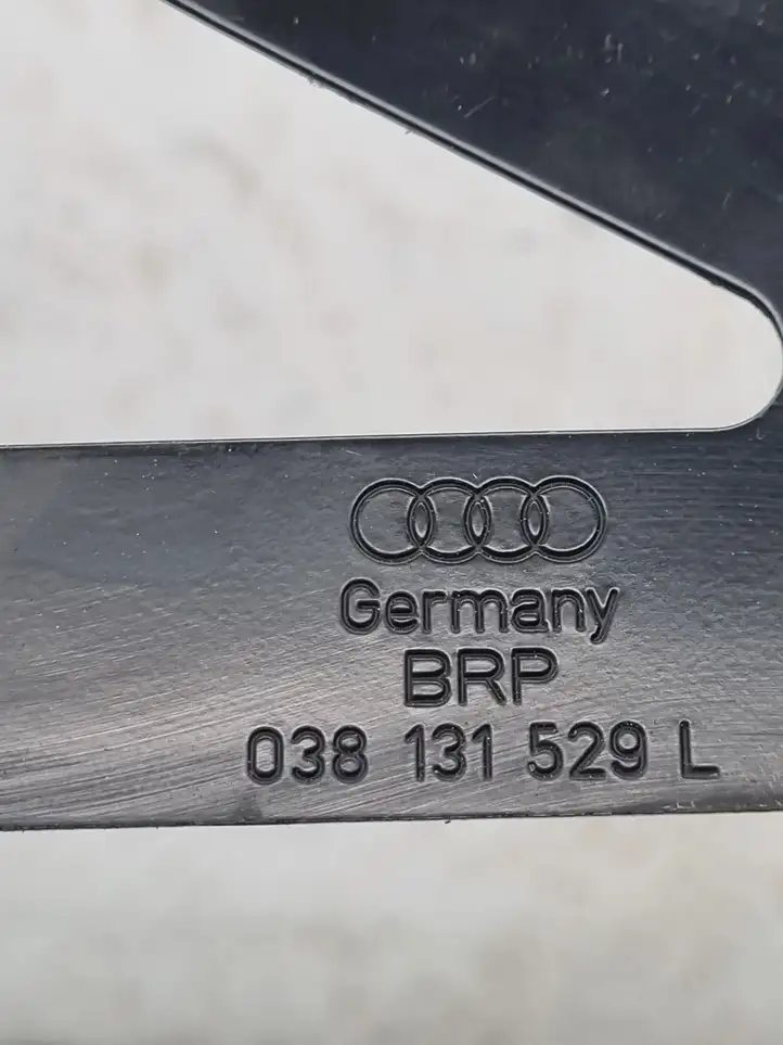 Audi A4 S4 B7 8E 8H (2004 - 2009) 038131529L Прочие детали моторного отсека — фото 2