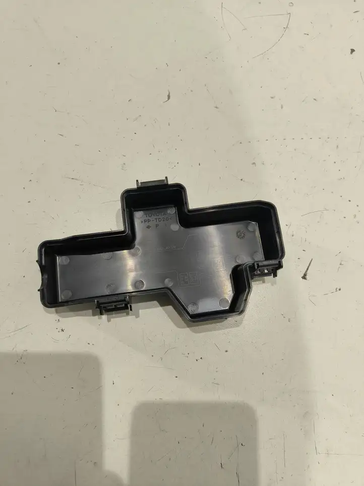 Toyota RAV 4 (XA50) (2018 - ) 8266242720 Крышка ящика предохранителей — фото 2