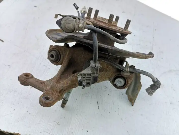 Toyota Camry (2017 - 2020)  4230433050 Задний поворотный кулак (ступица, цапфа)