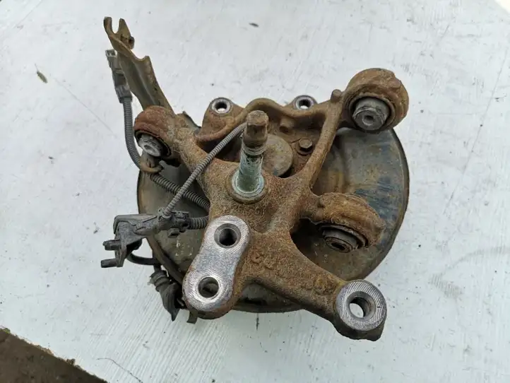 Toyota Camry (2017 - 2020)  4230433050 Задний поворотный кулак (ступица, цапфа)