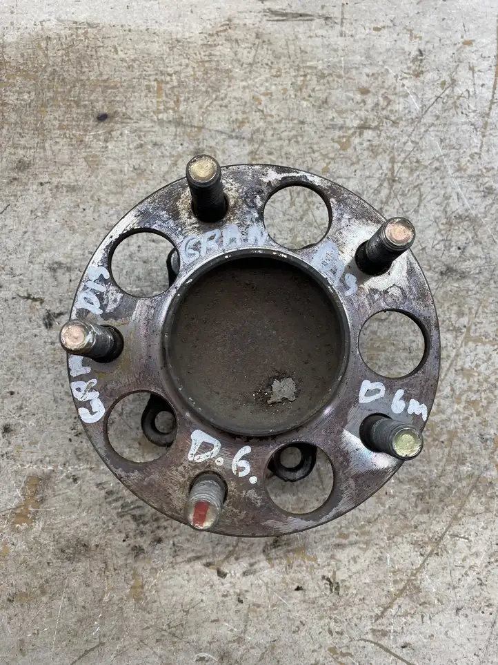 Mitsubishi Grandis (2003 - 2012)   Задний поворотный кулак (ступица, цапфа)