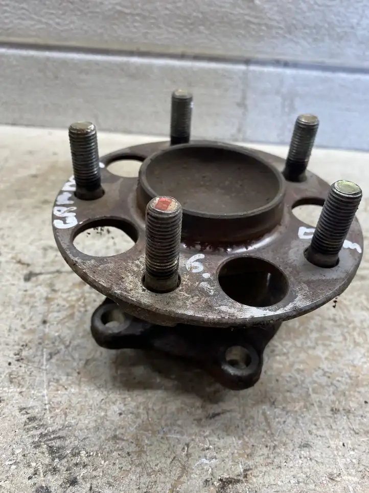 Mitsubishi Grandis (2003 - 2012)   Задний поворотный кулак (ступица, цапфа)