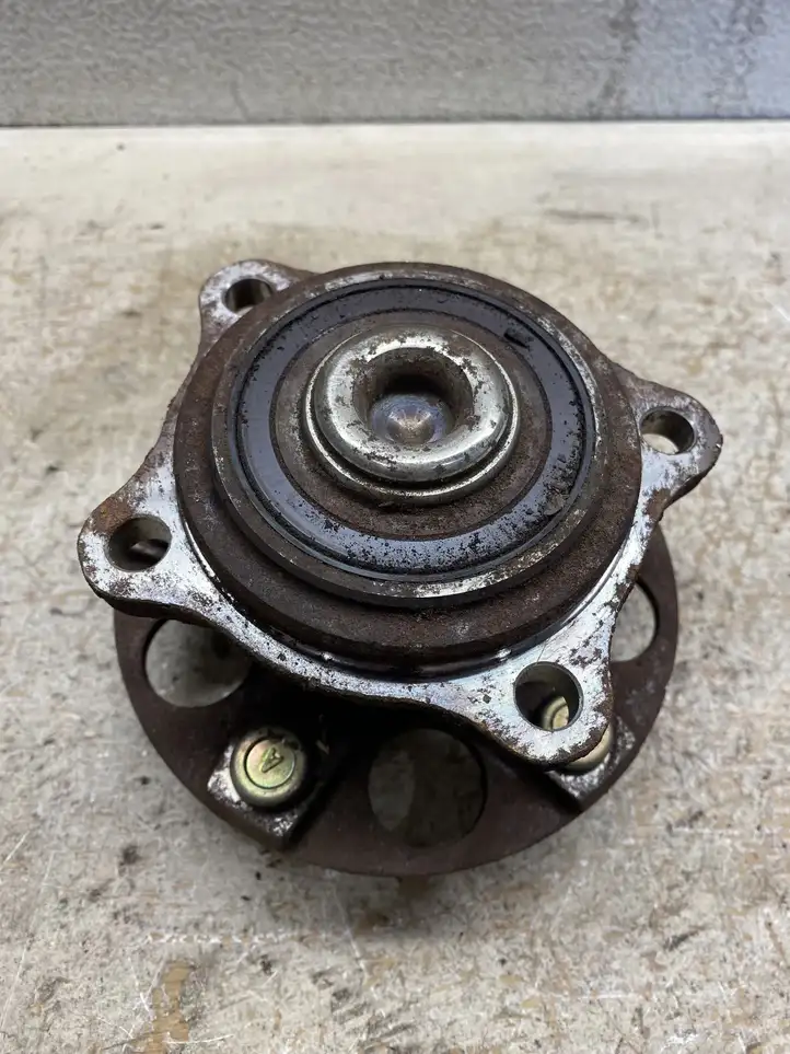 Mitsubishi Grandis (2003 - 2012)   Задний поворотный кулак (ступица, цапфа)