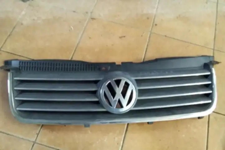 Volkswagen PASSAT B5.5 (2001 - 2005) 3B0853651L Верхняя решетка радиатора — фото 1