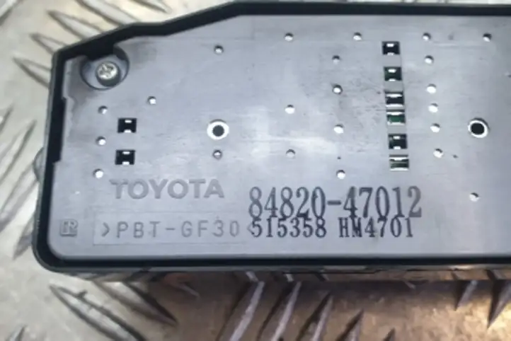 Toyota Prius (XW20) (2003 - 2009) 8482047012 Блок кнопок стеклоподъемников — фото 2
