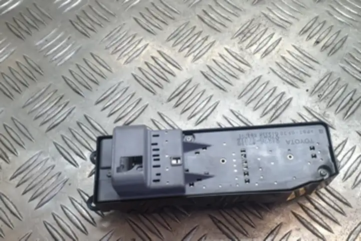 Toyota Prius (XW20) (2003 - 2009) 8482047012 Блок кнопок стеклоподъемников — фото 3