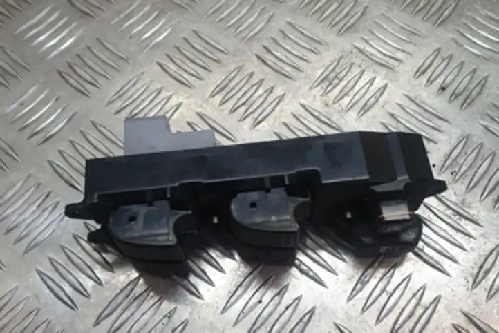 Toyota Prius (XW20) (2003 - 2009) 8482047012 Блок кнопок стеклоподъемников — фото 4
