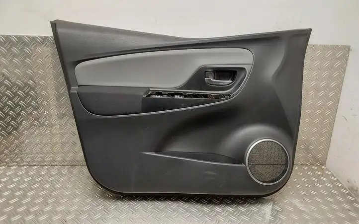 Toyota Yaris (2014 - 2019) 677640D130 Обшивка передней двери — фото 1