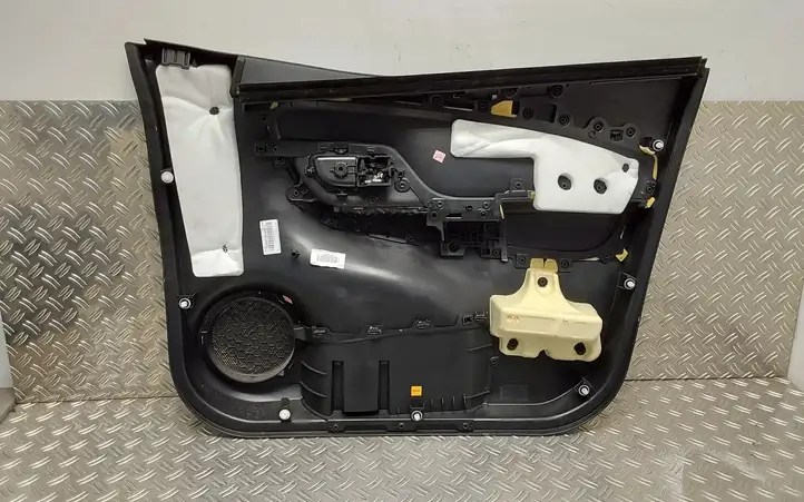 Toyota Yaris (2014 - 2019) 677640D130 Обшивка передней двери — фото 4