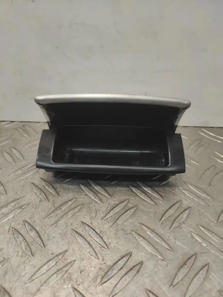 Audi A4 S4 B7 8E 8H (2004 - 2009) 8E0857961M Задняя пепельница — фото 2