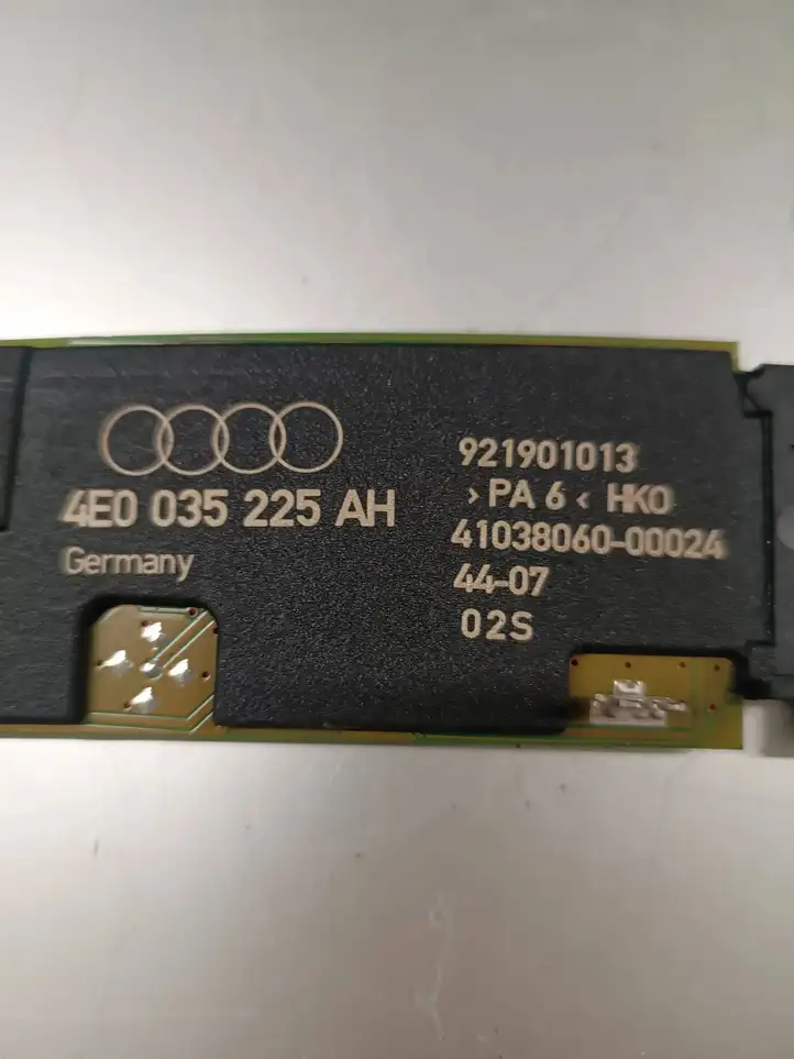 Audi A8 S8 D3 4E (2005 - 2007) 4E0035225AH Усилитель антенны — фото 4