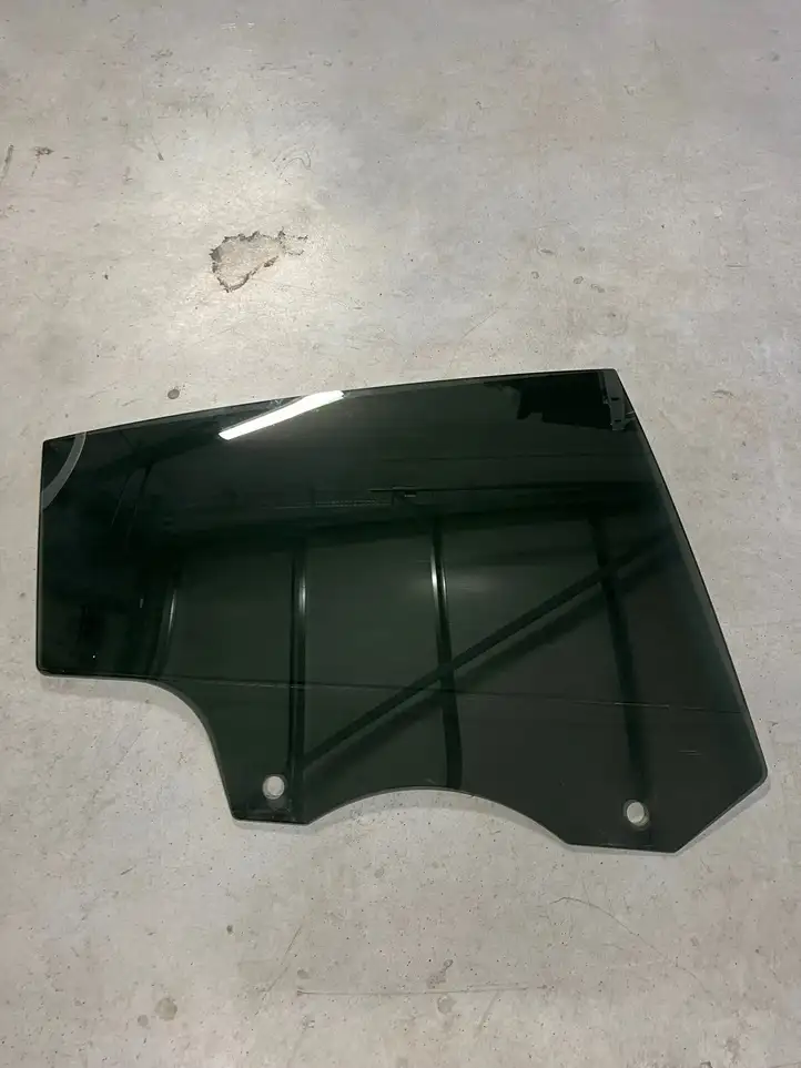Tesla Model Y (2019 - 2024) 43R011876 Стекло задней двери — фото 1