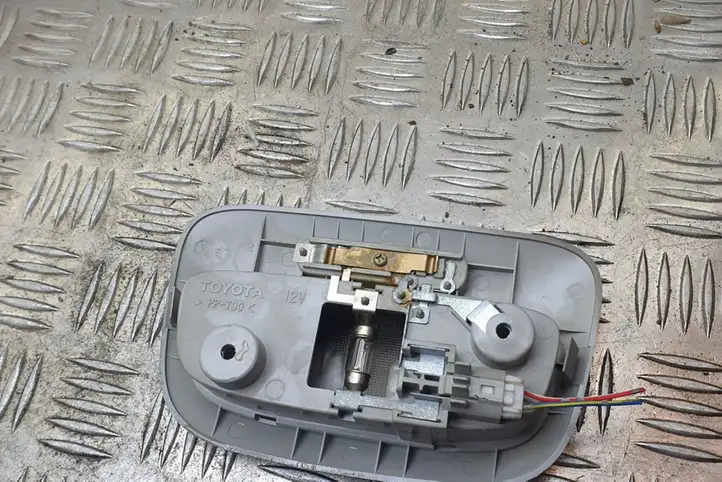 Toyota Yaris Verso (1999 - 2005) 9NP Передняя подсветка — фото 4
