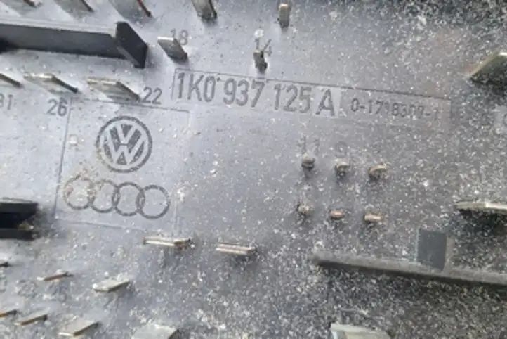 Volkswagen Jetta V (2005 - 2010) 1K0937125A Блок предохранителей — фото 4