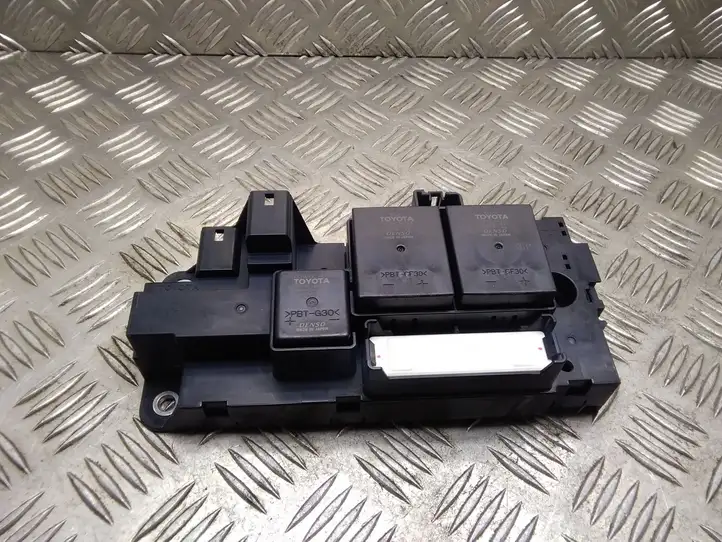Toyota Prius (XW30) (2009 - 2015) 63583507 Блок монтирования реле — фото 3