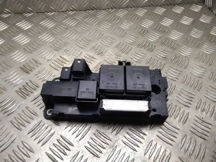 Toyota Prius (XW30) (2009 - 2015) 63583507 Блок монтирования реле — фото 1