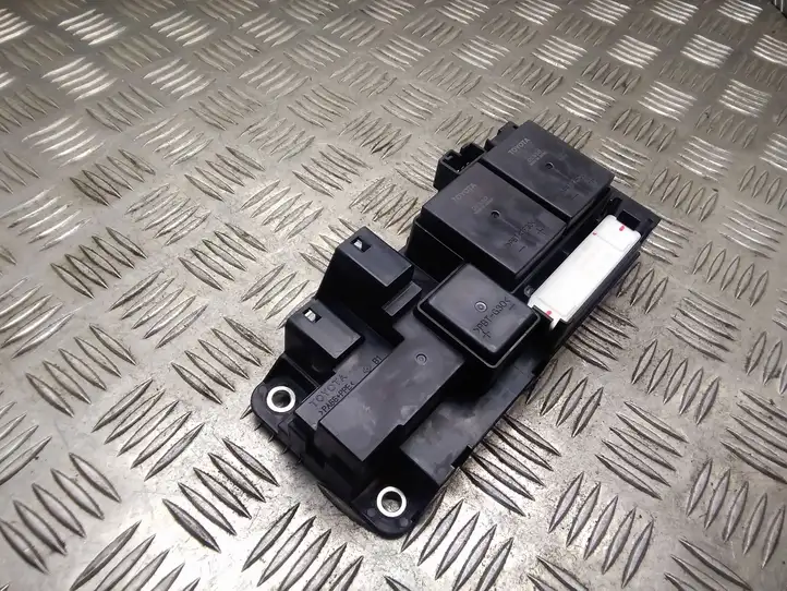 Toyota Prius (XW30) (2009 - 2015) 63583507 Блок монтирования реле — фото 2