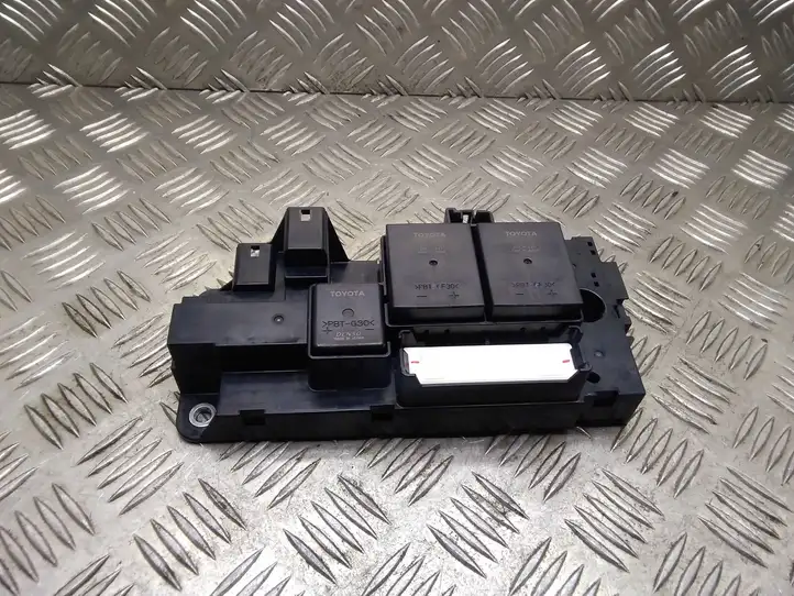 Toyota Prius (XW30) (2009 - 2015) 63583507 Блок монтирования реле — фото 1