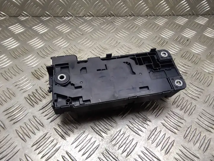 Toyota Prius (XW30) (2009 - 2015) 63583507 Блок монтирования реле — фото 2
