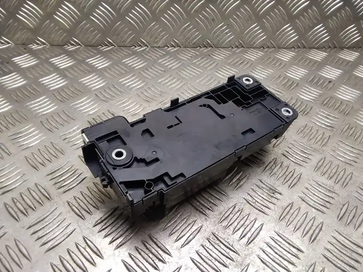Toyota Prius (XW30) (2009 - 2015) 63583507 Блок монтирования реле — фото 4