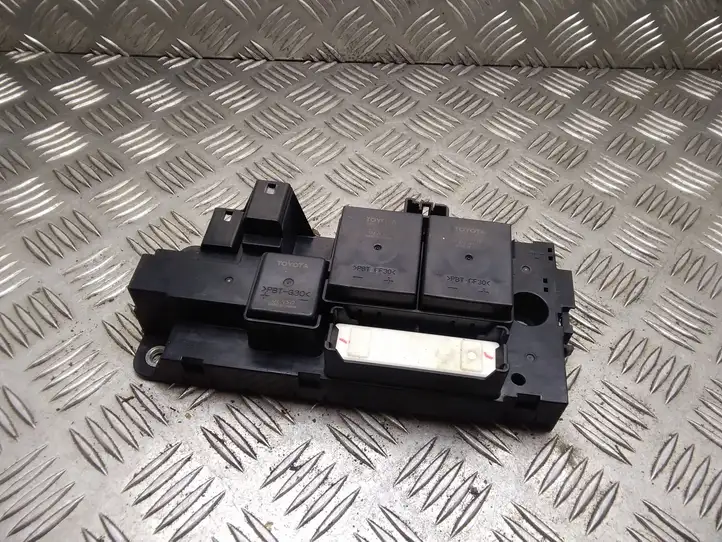 Toyota Prius (XW30) (2009 - 2015) 63583507 Блок монтирования реле — фото 1
