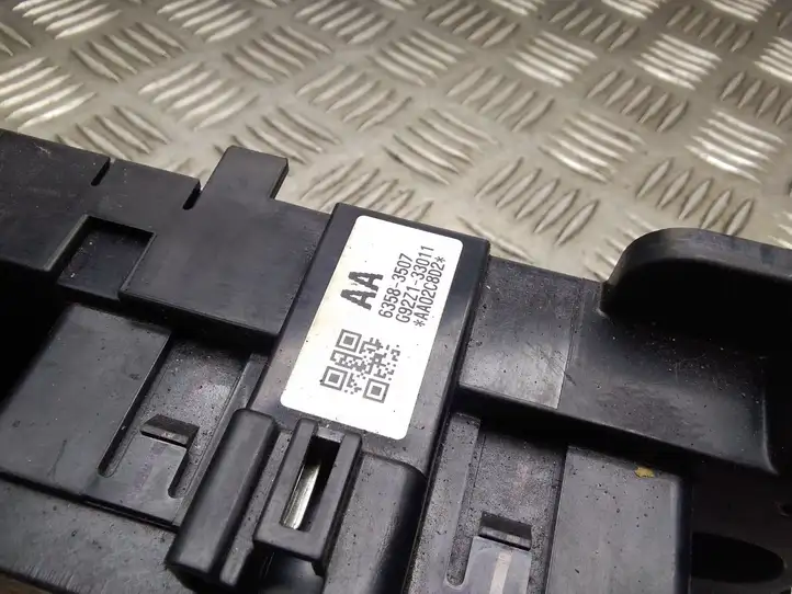 Toyota Prius (XW30) (2009 - 2015) 63583507 Блок монтирования реле — фото 2