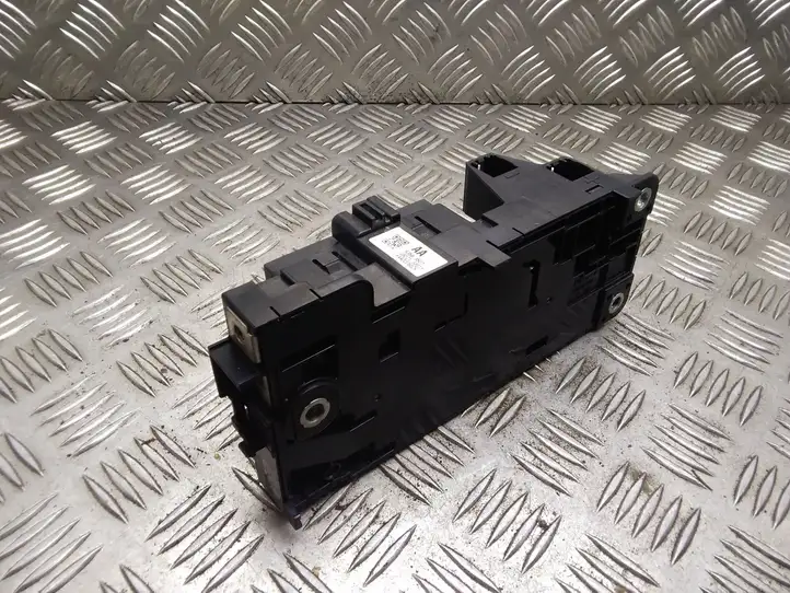 Toyota Prius (XW30) (2009 - 2015) 63583507 Блок монтирования реле — фото 3