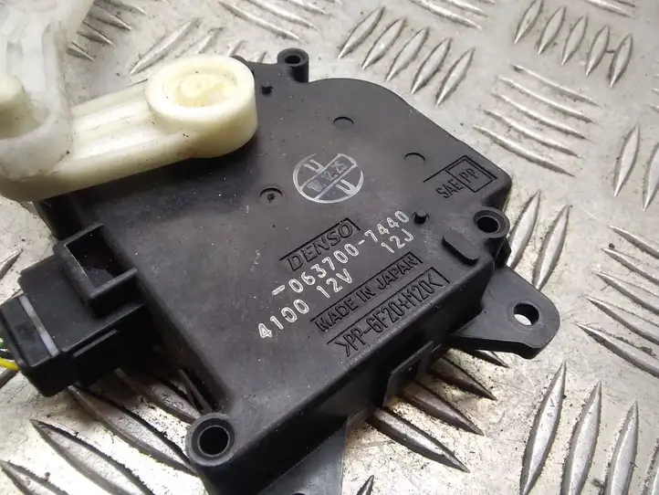 Toyota Prius (XW20) (2003 - 2009) 0637007440 Двигатель задвижки потока воздуха — фото 2