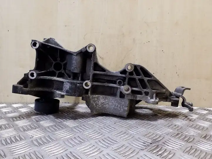 Audi Q5 SQ5 (2008 - 2012) 03L903143H Кронштейн генератора — фото 2