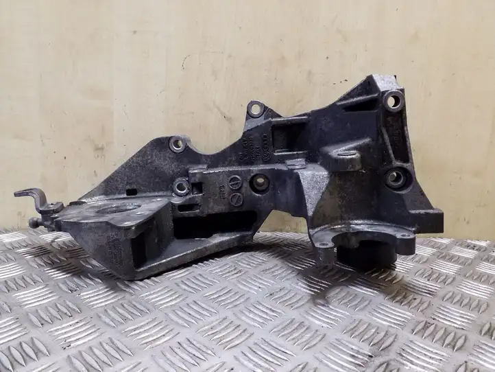 Audi Q5 SQ5 (2008 - 2012) 03L903143H Кронштейн генератора — фото 4
