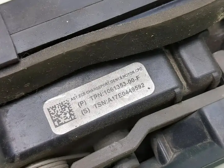 Tesla Model S (2016 - 2021) 106135300F Зарядный разъем электромобиля — фото 4