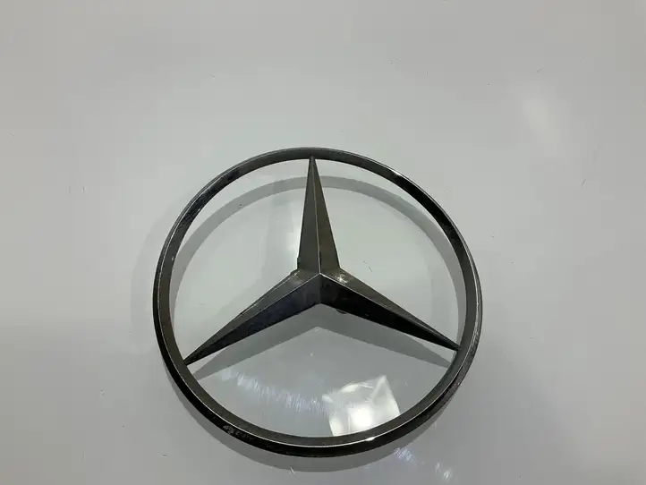 Mercedes-Benz E W211 (2002 - 2009) Эмблема производителя — фото 1