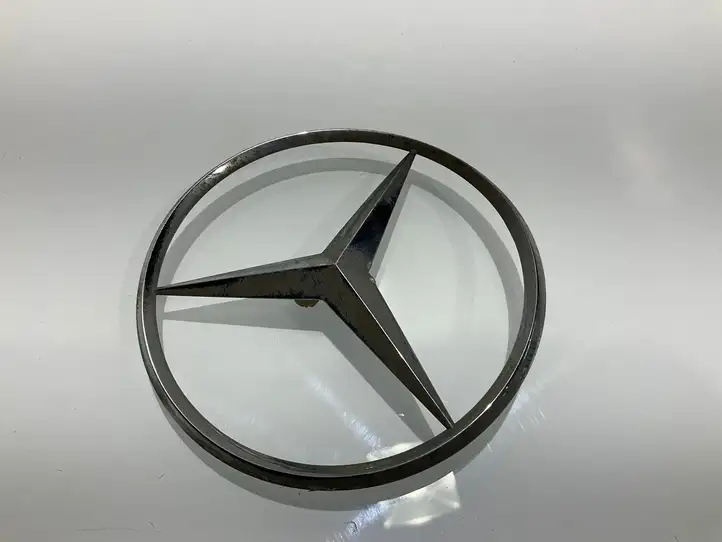 Mercedes-Benz E W211 (2002 - 2009) Эмблема производителя — фото 2