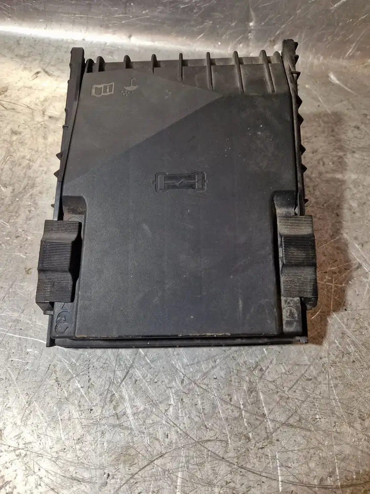 Seat Leon (1P) (2005 - 2012) 1K0937132F Крышка ящика предохранителей — фото 2
