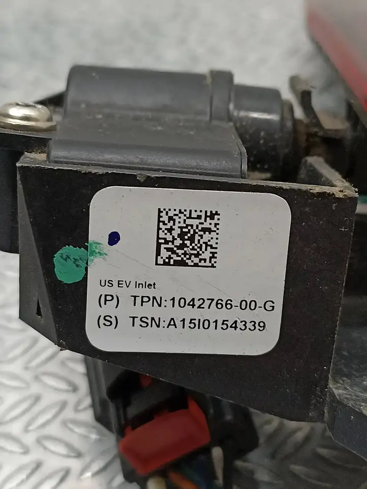 Tesla Model S (2016 - 2021) 104276600G Крышка зарядного разъема — фото 6