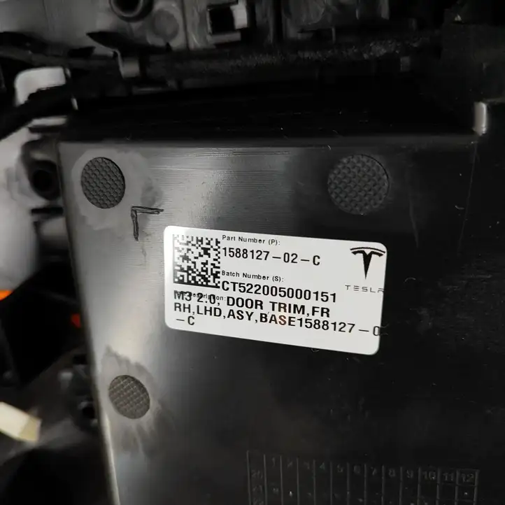 Tesla Model 3 (2017 - 2023) 158812702C Обшивка передней двери — фото 4
