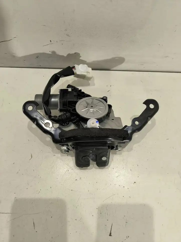 Lexus RX 450H (2019 - ) 1638000770 Замок крышки багажника — фото 1