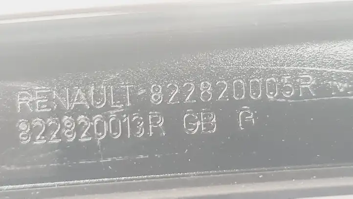 Renault Megane III (2009 - 2016) 822820013R Накладка стекла задней двери — фото 4