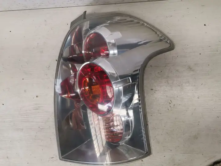 Toyota Corolla Verso AR10 (2004 - 2009) E410173 Задний фонарь в кузове — фото 1