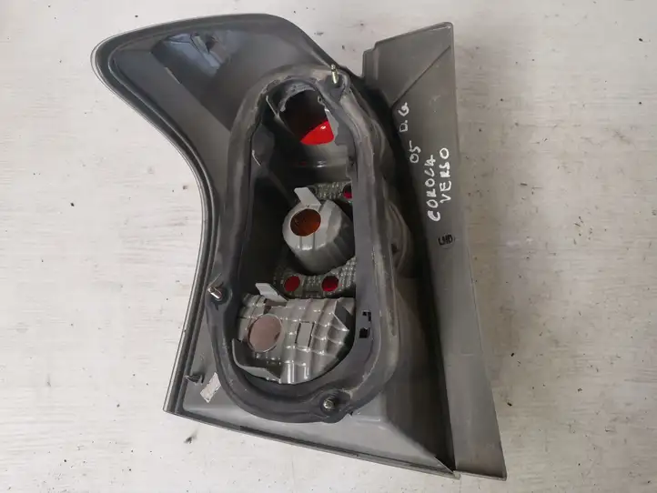 Toyota Corolla Verso AR10 (2004 - 2009) E410173 Задний фонарь в кузове — фото 2