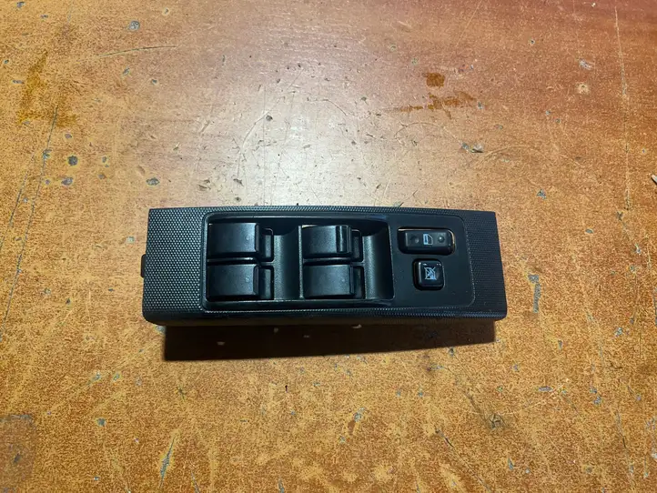 Toyota Corolla Verso AR10 (2004 - 2009) 848200F030 Блок кнопок стеклоподъемников — фото 1