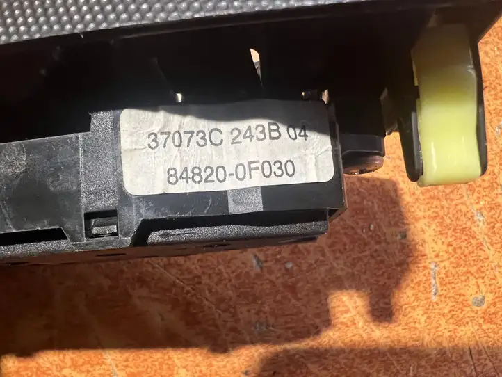 Toyota Corolla Verso AR10 (2004 - 2009) 848200F030 Блок кнопок стеклоподъемников — фото 2